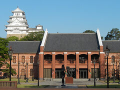 姫路城の東側を散策。こちらは姫路市立美術館です。