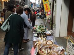 早起きした理由は朝市。
5月から10月の日曜日と祝日、朝6時から7時半まで朝市がたつそうだ。