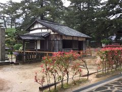 松陰神社境内にある松下村塾（しょうかそんじゅく）

吉田松陰が数々の志士を教えた学び舎。
世界遺産です。