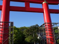 自凝島神社（おのころじまじんじゃ）の大きな鳥居です。
この鳥居は平安神宮及び厳島神社と並び「日本三大鳥居」の一つに数えられているそうです。