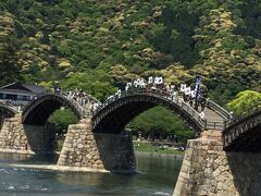参勤交代を模した大名行列が錦帯橋を通過するところです。