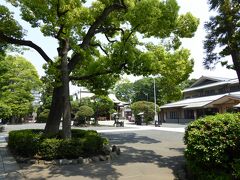 大森を過ぎて、再び第一京浜を歩きますが、本当に見どころがないです。
六郷橋近くにある六郷神社に来ました。境内広いですが、座って休憩する場所があれば、もっといいのですが。