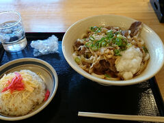 高松に着いたら、やっぱりうどん！『セルフうどん天狗』で冷やしぶっかけ肉うどんを食べました。ワンコが寂しがるので、交代で食べたのですが、2人とも同じものをオーダー（笑）旦那は、うどん2玉＋ちらし寿司。私は、うどん1玉＋ポテサラ。お肉たっぷり、すっごく美味しかったです。