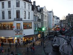 窓の外はこんな感じ♪

目の前がワッフルの名店、ゴーフルドゥブリュッセル！

明日の朝食はワッフル〜♪
