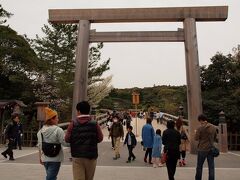 五十鈴川にかかる宇治橋の鳥居
