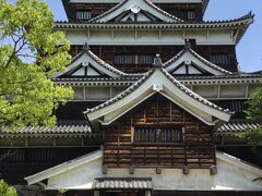 広島城

木造なので一見すると現存の天守っぽく見えますが、国宝だったオリジナル天守は原爆で吹き飛んでいます。昭和33年に復元された。

 