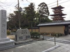 京都駅付近で軽自動車をレンタルして真っ先に薬師寺を目指しました。こんな畑の真ん中にあったんだっけかなぁ？うん十年前の記憶が蘇ってきませんw