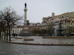 （写真：ロシオ広場）
10日（日）は知人の友人でリスボンの大学に留学している女性が付き合ってくれた。
青空が見えていたのに待ち合わせた９時半には雨、地下鉄でロシオ駅に行き、近くの観光案内所で、各種施設が無・割引、電車・バス等が無料になる「リスボンカード」を２枚購入。24時間券1枚18.5ユーロ