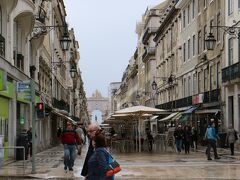 ショップやレストランが並ぶリスボン一の繁華街アウクスタ通り。
午前10時過ぎ、まだ人出は少ない。