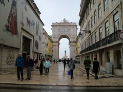 通りの先は勝利のアーチ。時計は、10時半。雨は上がった。
模様が描かれた濡れた歩道がひと際輝いて目に入る。