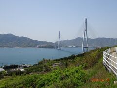 瀬戸田PAから見た多々羅大橋。向こうは大三島。