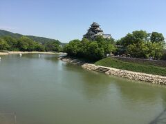 旭川と岡山城。