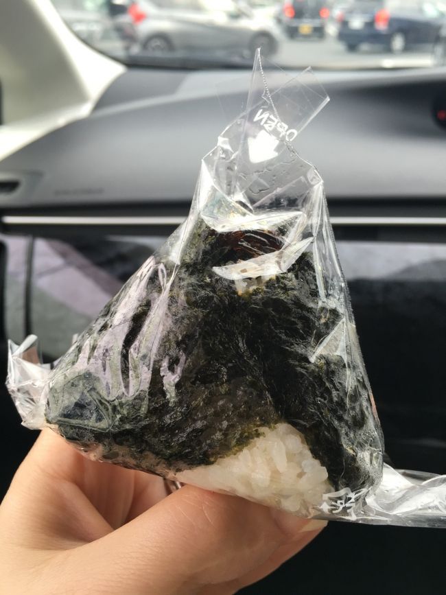 で、おにぎり屋さんのおにぎり！<br /><br />ししゃもキクラゲ！プチプチが美味しい！<br /><br />で、小ぶりでふんわり握られているので、お腹に溜まりません（￣+ー￣）