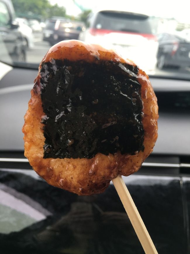 からのデザート？(°_°)<br /><br />"黄金餅"！！<br /><br />前からお団子が売っていて気になるお店でしたが、３本入りだったりと多くて断念(-｡-;<br /><br />だけど、"黄金餅"は２本入りで旦那様も食べると言うので初めての購入♪<br /><br />簡単に言うと、味噌田楽の味噌が塗ってあるソフト焼きおにぎりのような感じ(^_^)<br /><br />地味にお腹に溜まります(｡-_-｡)<br />