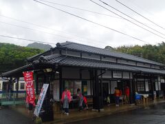 上有田駅です。
このあたりには結構立派な駅舎がある駅が続いていて、
隣の武雄市山内町の、三間坂駅や長尾駅もなかなか雰囲気のある駅舎がありました。