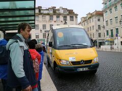 まずリスボン市街を一望できるサンジョルジェ城へ連れて行ってもらう。
フィゲラ広場からこのバスで、こんなアクセスは地元で住んでいる人しか分からない。