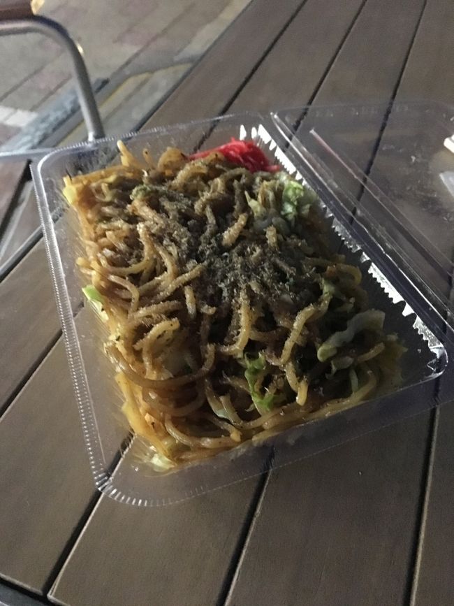 【1日目 おやつ２】<br /><br />でもって、19時頃になり、まぁ…大したお腹も空いていませんが、何となく宇都宮焼きそばを食べに(^_^)<br /><br />さすがに２人で１つが限界です（笑）<br /><br />だけど、宇都宮焼きそば美味しいなぁ！本当に美味しいと思う！お腹空いていたらてんこ盛りに食べたいもんねー(^_^)