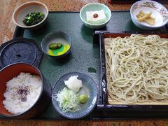 午前中に出発し、
チューリップを見る前にお昼ご飯を食べました。

甲山いきいき村の
そば茶屋いきいきさん

二八そばと十割そば両方があります。
主人はてんぷらそば、
私はそば定食（十割）にしました。
本当は十割そば三昧という三色割子そばを食べようと決めていましたが
メニューが”連休用”のメニューになっていてありませんでした。
残念。。。