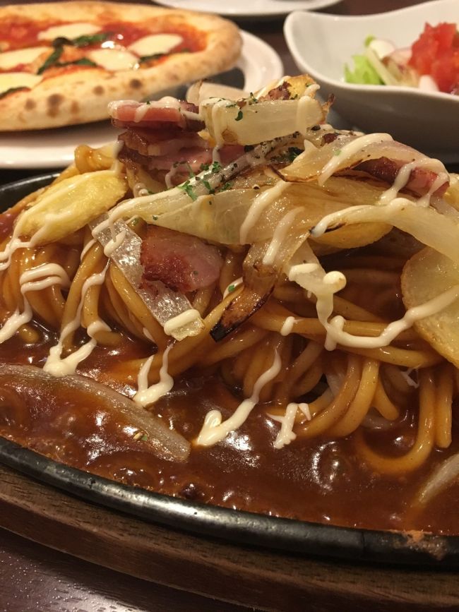 【1日目 夕食】<br /><br />本日のメイン！豊川で、あんかけパスタなる物を食べてみた！！<br /><br />想像とは全く違う！<br /><br />デミグラスソースな様なもので、ハンバーグの付け合わせのパスタみたい(^_^)<br /><br />私は頼まなかったけれど、上に海老フライやハンバーグ。トンカツまで乗ってるものがある(°_°) しかも、これでMサイズ…<br /><br />かなり量があるので、旦那様に半分食べて貰いました(^_^)