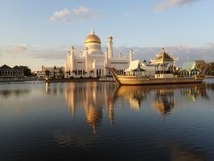 有名なオールド・モスクと呼ばれるオマール・アリ・サイフディン・モスク。

うっとりとするほどの美しさです。