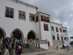 次はシントラに移動して、王宮の見学です。
この王宮、横にデローっと長くてうまく写真に納まらないんですよ〜（腕の問題？）