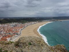 お腹がいっぱいになった後はポルトに向けて出発です。
ポルトまでは５時間ほどかかってしまうので、途中ナザレで散策をかねた休憩です。
４世紀にイスラエルのナザレから聖職者がマリア像を持ってきたのでナザレと呼ばれるようになったこの街、そのマリア像は今でも見ることができるんですよ。