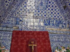 外観の写真を撮るのすっかり忘れちゃったんですが、上の写真を撮った展望台（？）の左手に昔マリア像が祀られていた小さな礼拝堂（っていうかどっちかっていうと祠）があります。
中は綺麗なアズレージョで飾られていますがここで満足してはいけません、右手に地下に降りる階段があるのでちゃんと降りてくださいね。