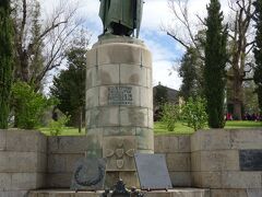 ホテルを9:00amに出発しポルトから約１時間でポルトガル建国の地、ギマランイスに到着。
ギラマンイス城の入り口ではポルトガル建国の王アフォンソ１世がお出迎え。
アフォンソ１世は当時この地方を治めていたカスティーリャ・レオンの王アルフォンソ７世やイスラム勢力に打ち勝ち、1143年にポルトガルとして独立を果たしました。