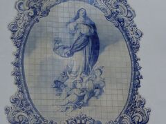 お城のすぐ隣にあった教会の壁にもこんな素敵なアスレージョが。