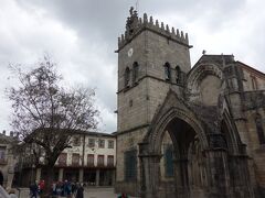 オリベイラ広場に出たところで３０分ほどの自由行動です。
お土産屋さんにはあんまり興味がなかったので、カフェでお茶してた添乗員さんとガイドさんに交じって少し談笑。
せっかくなのでカフェの目の前の「オリーブの木の聖母教会」を見学することに。
この名称は1342年に教会のアーチが完成したと同時にオリーブが芽吹いたことに由来しているそうです。