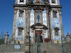 まずはサン・ベント駅からまっすぐ坂を上ったところにあるサントイルデフォンソ教会へ。