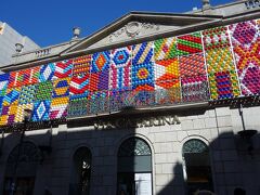 続いては可愛らしいデパートの前を通ってアルマス聖堂へ向かいます。