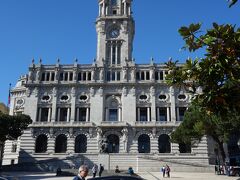 次は市庁舎の前を通ってカルモ教会を目差しますよ！