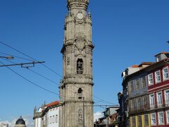 ここの塔に登れることも帰ってきてから知りました。
まだまだリサーチ足りませんね〜
さて、結局サン・ベント駅まで戻って初めての海外一人タクシーデビュー！
超緊張しました、初めてのお使い気分。
添乗員さんからは治安的には全く問題ないけど、くれぐれも流しのタクシーには乗らないようにとだけ注意を受けてました。
無事ホテルに到着、チップも含めて丁度10ユーロでした。