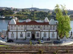 朝一緒のツアーの方にホテルの前の丘に登ると綺麗な写真が撮れるよと聞いていたので、着いた足でそのまま上ってきました。
おかげでこんな童話に出てきそうな写真が撮れました。
でも７時でこの明るさなんですよ、夜景を見るためには１０時過ぎまでウロチョロしなくちゃならないですね。