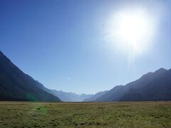 テアナウ湖を抜けてまたバスストップ。
広々とした草原を360度ぐるりと山が囲んでいます。