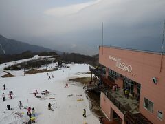 ゴンドラ山頂のレストラン　アルプス360
風が強くて寒いです。雪だか雨だかわからない冷たいものが降ってます。