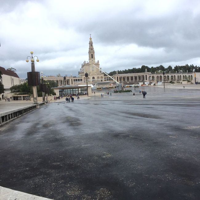 カトリックの聖地ファティマ。3人の牧童の前に聖母マリアが出現したとされる。膝立ち歩行での巡礼者達。<br />