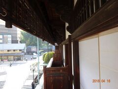三階の坊っちゃんの間からの眺め。隣は数室の個室です。坊っちゃんの間は夏目漱石が使った個室を一部公開したもの。