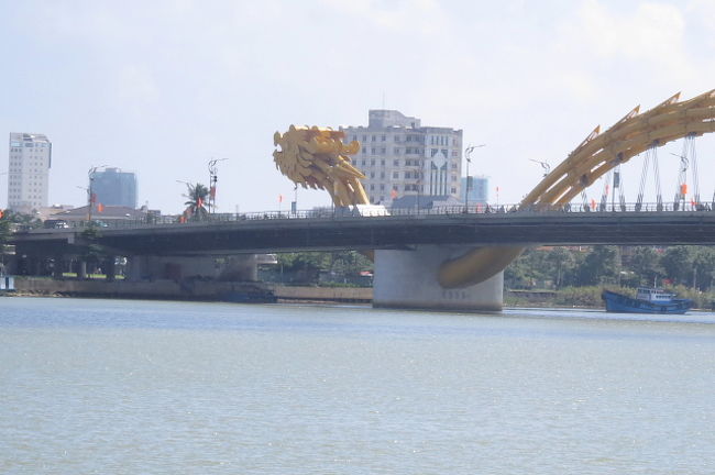 ロン橋（ドラゴンブリッジ）　ドラゴン頭部付近<br /><br />ロン橋（ドラゴンブリッジ）は、2013年3月末に開通し、ソンハン橋に次ぐダナンのシンボルとなっているそうです。<br />全長666mのこの橋は「世界最長の鋼鉄製ドラゴン」としてギネスブックに登録されているそうです。