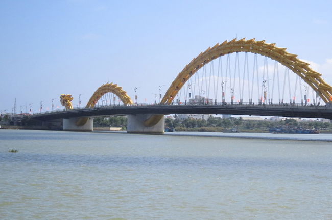 ロン橋（ドラゴンブリッジ）<br /><br />道路は片側3車線と広いです。<br />夜は、ライトアップされて美しいそうですが、今日中にホイアンに移動しなければならず、ライトアップ鑑賞はまたの機会にお預けです。