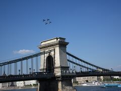 くさり橋。明日はメーデーだから、街はお祭り気分だ。

軽飛行機の編隊が曲乗りを披露して、くさり橋の上を飛んでいる。