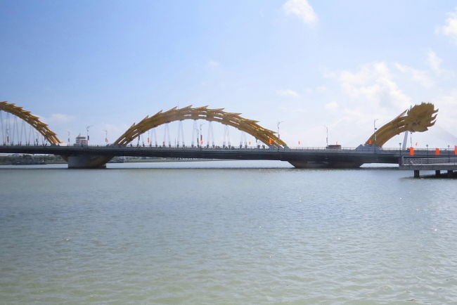 ロン橋（ドラゴンブリッジ）　ドラゴンの尻尾<br /><br />この橋はダナン解放38周年を祝して作られたということもあり、祝日や、イベントの際などに火を噴くパフォーマンスを行うそうです。