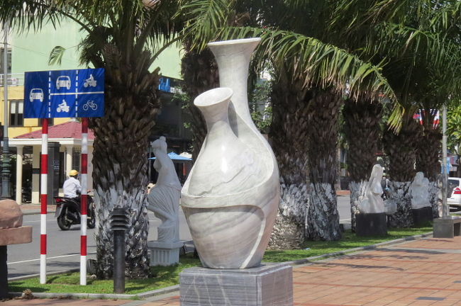 ハン川沿いにあった公園の彫刻<br /><br />公園の名前はわかりません。