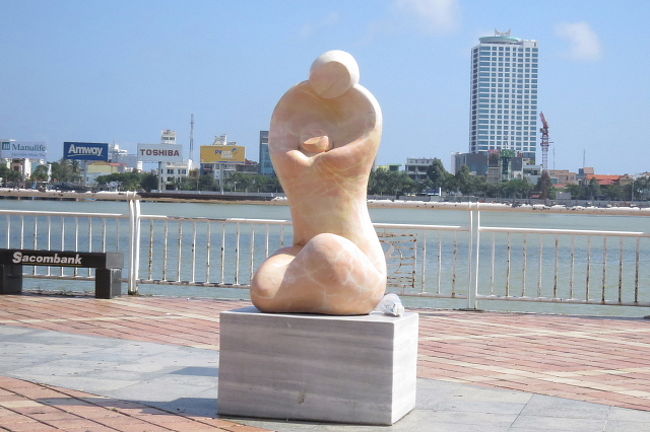 公園の彫刻<br /><br />子供を抱く母親でしょうか？