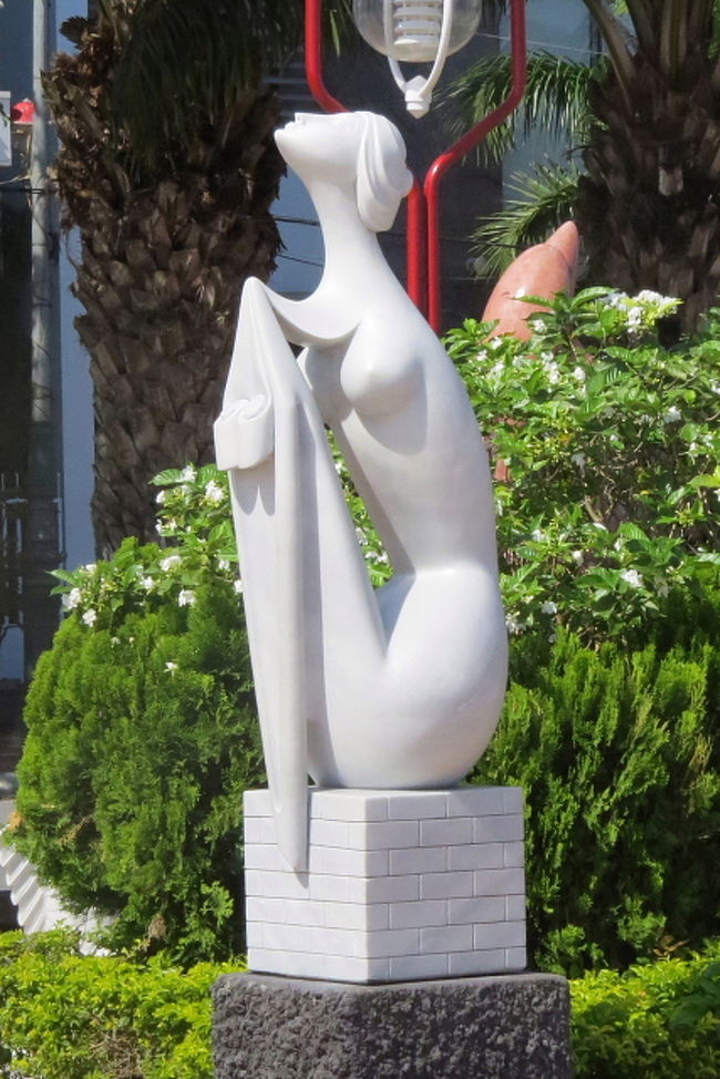 公園の彫刻<br /><br />裸婦像ですかね。