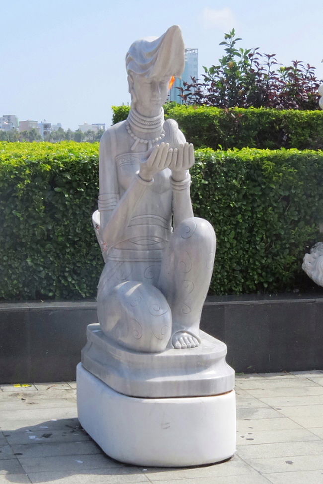 公園の彫刻<br /><br />こちらの女性像は、衣類を着用しています。