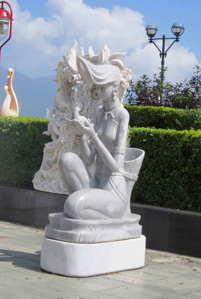 公園の彫刻<br /><br />平和のシンボルの鳩を抱いているんですね。<br />ベトナム戦争当時は、ダナンは米軍の重要な軍事基地でしたからね。<br />