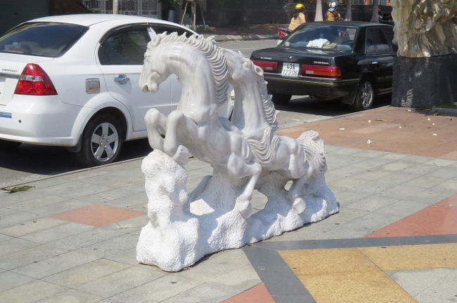 公園の彫刻<br /><br />馬の親子像ですね。
