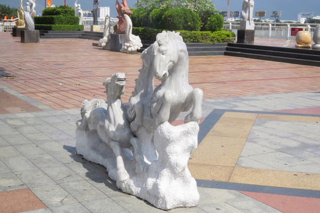 公園の彫刻<br /><br />馬の親子の角度を変えて・・・。